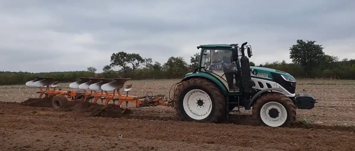 Ciągnik Arbos podczas pracy